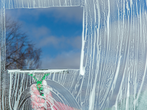 Aggressive Putzmittel sind beim Reinigen der Fenster fehl am Platz.