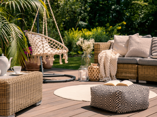 Maritime Eindr&uuml;cke &ndash; ob blau-wei&szlig; gestreift oder eine frische Mischung aus intensiven Farben und einem Teppich, welcher in der Farbe Beige Ruhe in das &bdquo;wilde&ldquo; Ensemble bringt &ndash; machen Sommerlaune.