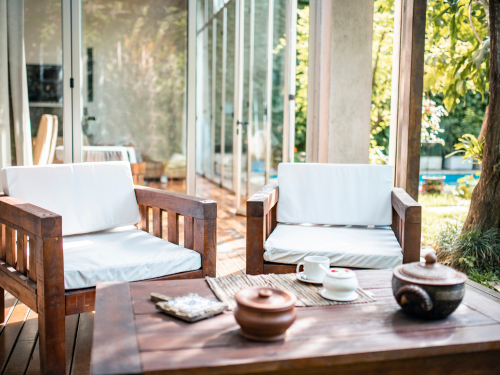 Natürliche Materialien wie Rattan, Bambus oder Holz stehen hoch im Kurs.