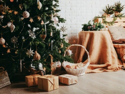 Zur klassischen Weihnachtsdeko gehören auch die Christbaumkugeln. Aber „klassisch“ und „langweilig“ schließen sich hier aus, denn sie sind äußerst variantenreich und vielseitig einsetzbar.