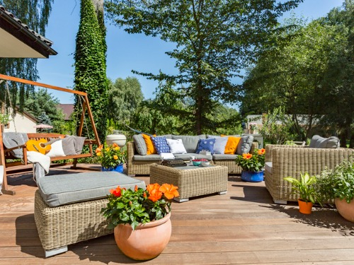 Besonders im Trend liegen diesen Sommer Terrassen und Balkone in mediterranem Flair, als Hingucker wirken bunte Sessel oder Pölster besonders schön. Für die perfekte Stimmung sorgen schöne Pflanzen.