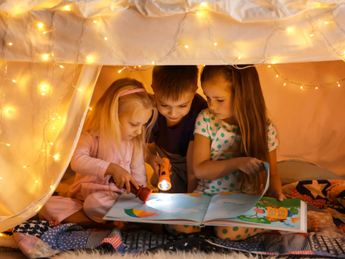 Auch Kinder brauchen Ruhe und Zeit für sich. Egal, ob im Kinderzimmer oder außerhalb: Ein eigener Bereich zum Ausruhen und Lesen lässt sich ohne viel Aufwand gestalten.