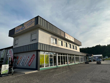 GEWERBEHALLE MIT FENSTERFRONT, FUßBODENHEIZUNG & BÜROBEREICH