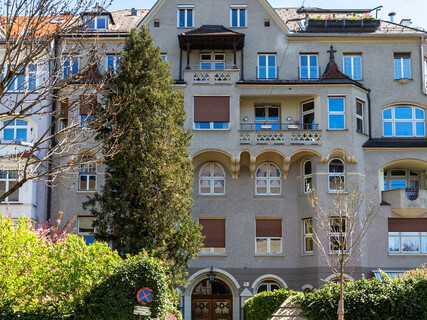 Großzügige Altbauwohnung mit Terrasse in unmittelbarer Kliniknähe