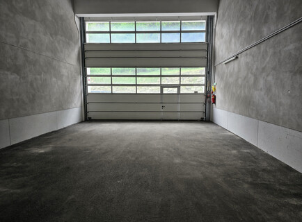 Vielseitige Lager- und Gewerbehalle im Gewerbepark Völs mit Vorplatz