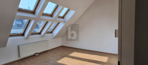 HELLER DACHGESCHOSSHIT MIT BALKON IN RUHIGER LAGE