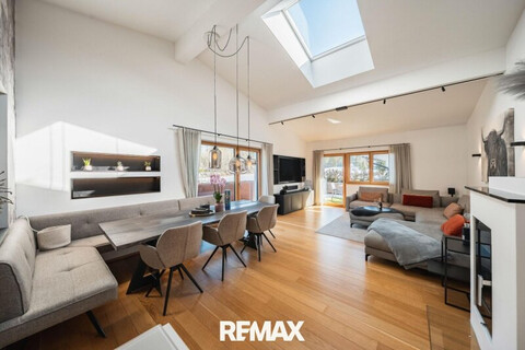 Lichtdurchflutete Dachwohnung mit Terrasse und privatem Garten