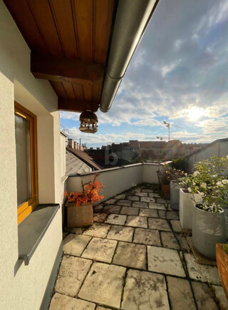 STILVOLLER DACHGESCHOSSHIT MIT BALKON