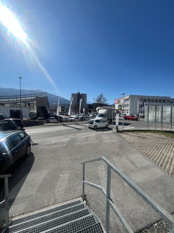 Helles Geschäftslokal/Büro mit großer Lagerfläche