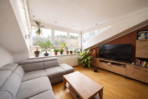 Leistbar: Sonnige Dachgeschosswohnung in Aldrans mit Garage und 2 AAPL