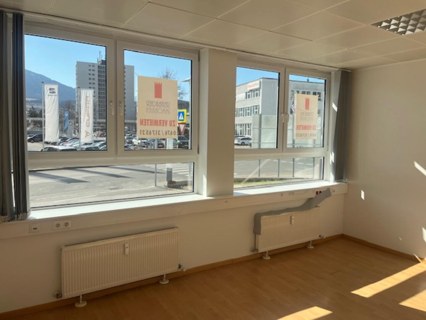Helles Geschäftslokal/Büro mit großer Lagerfläche