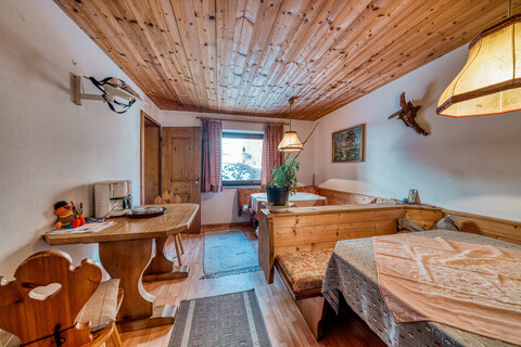 Großzügige und helle Wohnung mit ausbaufähigem Dachboden in sonniger Lage von Telfs