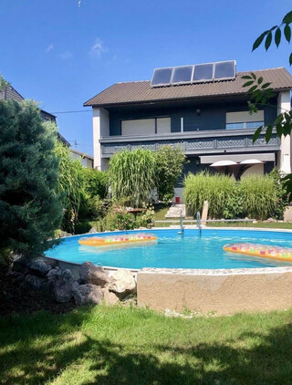 GROßZÜGIGES EINFAMILIENHAUS IN PASCHING: VIEL PLATZ, POOL & KRISENSICHERE ENERGIETECHNIK IM ZENTRALRAUM