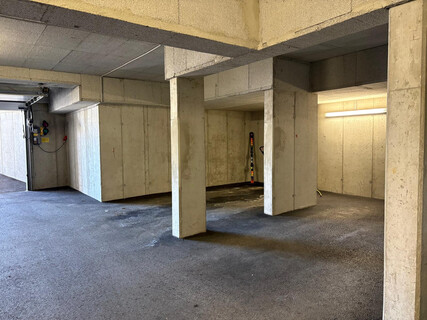 Tiefgaragenstellplatz mitten in Mutters 