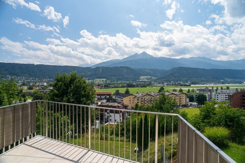Exklusive Panoramawohnung in sonniger Lage mit unverbaubarem Blick über Innsbruck und die Tiroler Bergwelt. Genießen Sie jeden Tag eine Aussicht, die begeistert