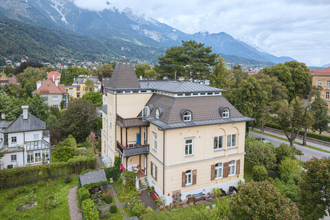 Moderne Penthouse-Loftwohnung in historischer Saggenvilla