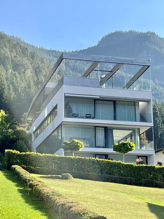 Achensee: Architektenvilla der Superlative – Top W2 mit ca. 64,18 m² Wohnfläche | ca. 160 m² Privatgarten | ca. 21,57 m² Terrasse | ca. 5,34 m² Balkon