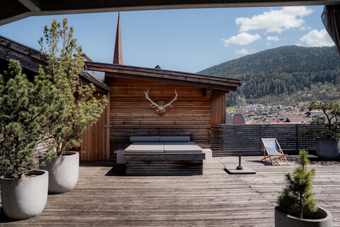 Maisonette im Dorfkern Axams: 92 m² Dachterrasse, Tischlerküche und Lift