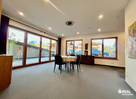 Barrierefreie und rollstuhlgerechte Gewerbeimmobilie mit Wohnwidmung, Garten, Terrasse & 2 Stellplätzen in Oberndorf!