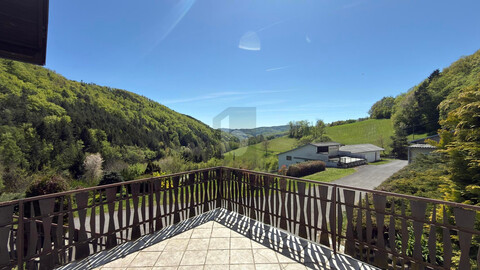 EINZELLAGE IM GRÜNEN MIT HERRLICHEM PANORAMA UND 2 GROSSEN NEBENGEBÄUDEN