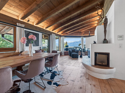 Traditionelles Tiroler Chalet im K-Stil