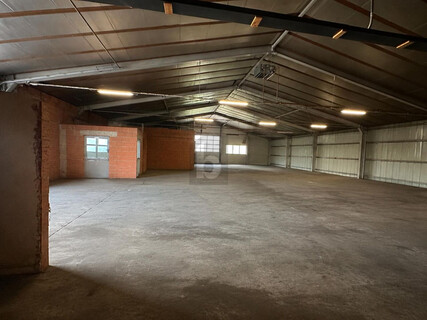HALLE MIT BÜRO, WERKSTATTBEREICH & GROßEM 3-M-TOR