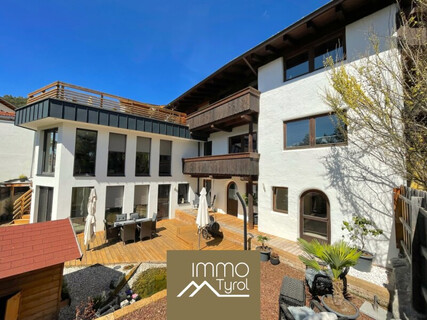 Doppelhaus am Wasserwaal in Telfs: Tradition trifft moderne Architektur