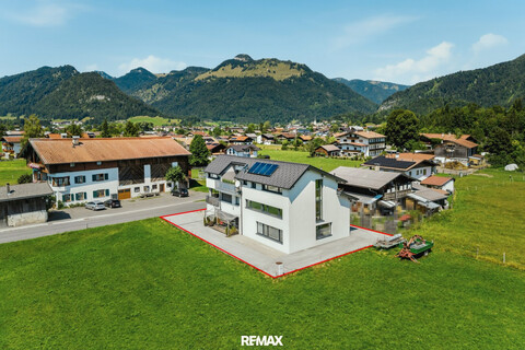 Modernes Wohn- & Geschäftshaus in Bestlage von Kössen!