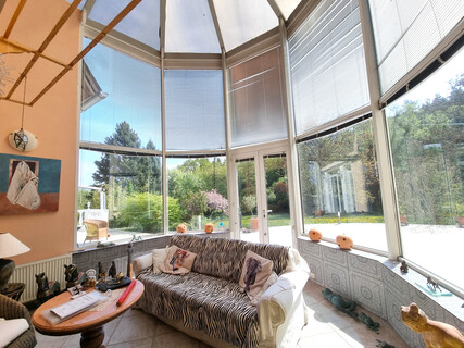 UNGARN/KÖSZEGSZERDAHELY: MODERNE VILLA AN DER GRENZE ZU ÖSTERREICH MIT TIEFGARAGE UND WELLNESSBEREICH AUF 6000M² GRUND IN SONNIGER RUHELAGE!