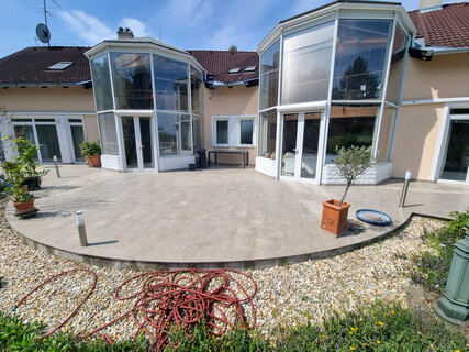 UNGARN/KÖSZEGSZERDAHELY: MODERNE VILLA AN DER GRENZE ZU ÖSTERREICH MIT TIEFGARAGE UND WELLNESSBEREICH AUF 6000M² GRUND IN SONNIGER RUHELAGE!