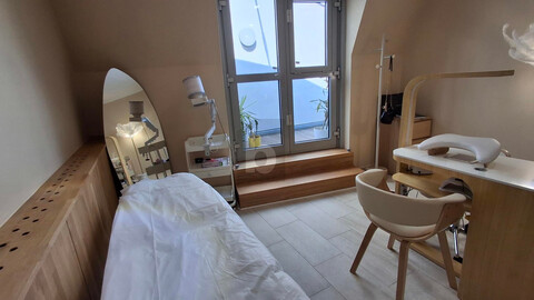 EXKLUSIVER NAIL-WORKSPACE IM MODERNEN BEAUTY CENTER ZU VERMIETEN
