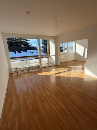 Igls: Schöne große 4-Zimmerwohnung mit Westbalkon, Garagenbox und Hobbyraum