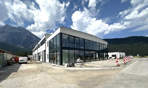 ERSTBEZUG: HOCHWERTIGE GEWERBEFLÄCHEN MIT SHOWROOM, HALLEN UND BÜRO