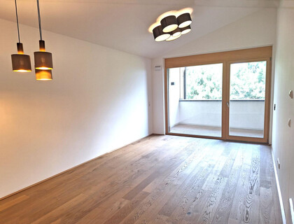 Architektonische Dachgeschosswohnung mit 3,5 m Raumhöhe, Loggia und Ankleideraum