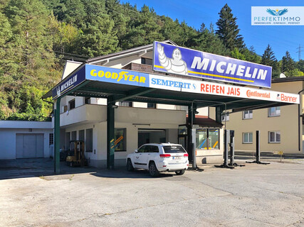 Mehrparteienhaus mit Gewerbeeinheit und separatem Grundstück