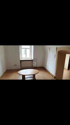 EINZELBETTEN IN MEHRBETTZIMMERN EINER ARBEITERUNTERKUNFT IM HERZEN VON KLOSTERNEUBURG