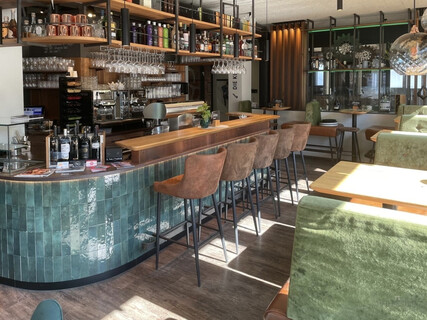 Sehr gut eingeführte Cafè & Bar im Wörgl  zu verpachten