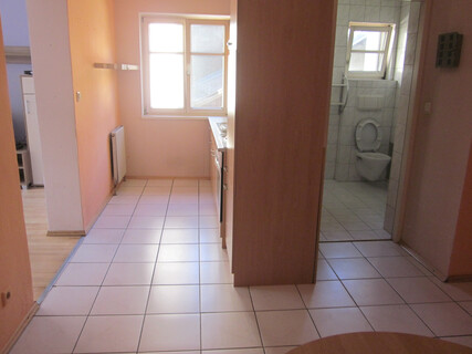 IBK-Hötting: Geräumige teilmöblierte 2 Zi. Whg. mit Balkon!