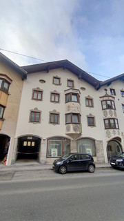 Großzügiges mehrstöckiges Wohnhaus (renovierungsbedürftig) mit großem Grundstück mit Potential