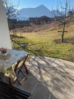 Helle und gemütliche 2-Zimmer-Wohnung, mitten im Grünen mit Terrasse, teilmöbliert, langfristig zu vermieten