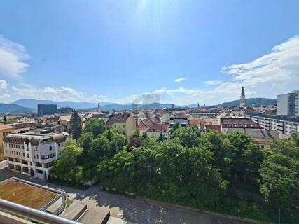 PREISNACHLASS LICHTDURCHFLUTET ÜBER DEN DÄCHERN DER ALTSTADT