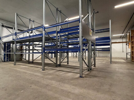 Wattens: große Lagerfläche mit kl. Büro, Werkstatt/Verpackungsbereich und LKW-Ladeterminal