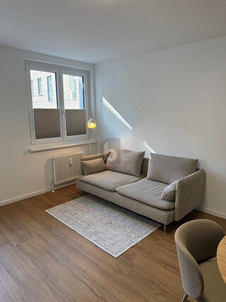 NEUWERTIGE, VOLL MÖBLIERTE WOHNUNG MIT EINBAUKÜCHE ? EINZIEHEN UND WOHLFÜHLEN!