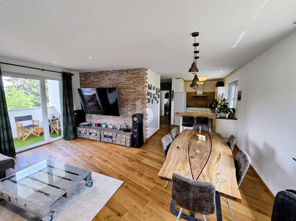 WOHNEN WIE IM HAUS ? 3 ZIMMER MIT 141 M² EIGENGARTEN & 2 CARPORTS