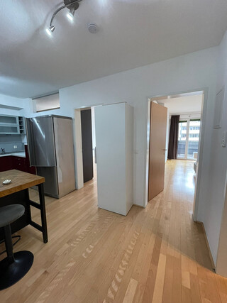 Möblierte 2-Zimmer Wohnung (ca. 60m²) mit großen Balkon (ca. 15 m²) und Tiefgarage, Ideal für ein Paar oder als WG. Privat ohne Provision