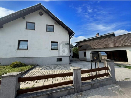 GROßZÜGIGER HAUSTEIL MIT GARTEN & POTENZIAL ? 179 M² IN RUHIGER LAGE