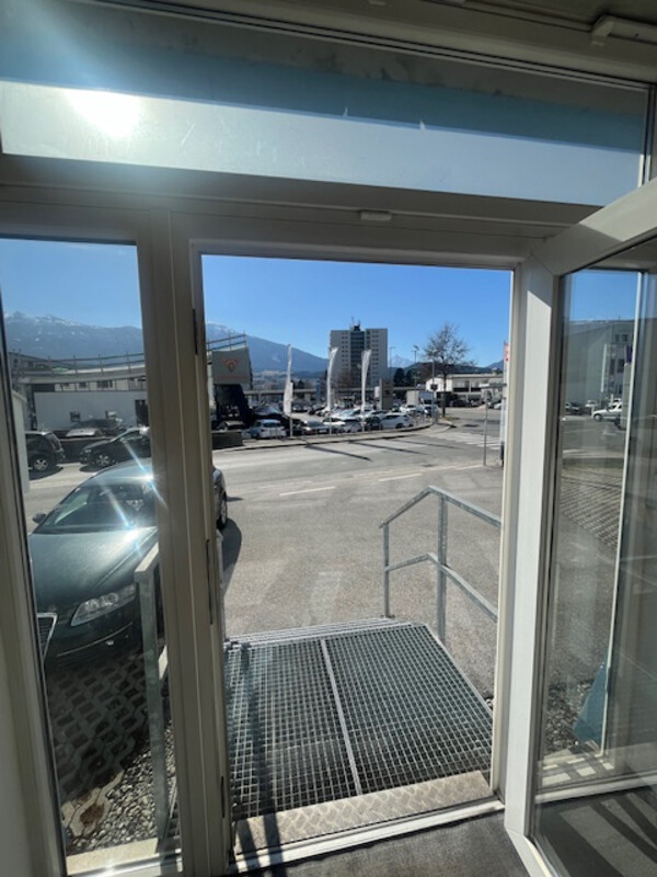 Helles Geschäftslokal/Büro mit großer Lagerfläche