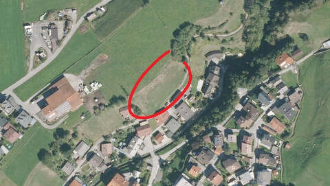 sonniges Baugrundstück in Hanglage