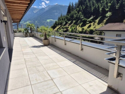 Top-Gelegenheit ! Neuwertige Penthouse-Wohnung mit 2 Tiefgaragenabstellplätzen und 1 Autoabstellplatz im Freien.