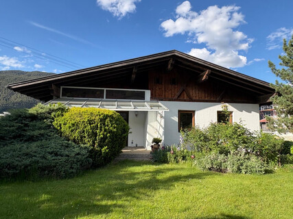 Einfamilienhaus mit Garten, Garage und Potenzial in Hatting
